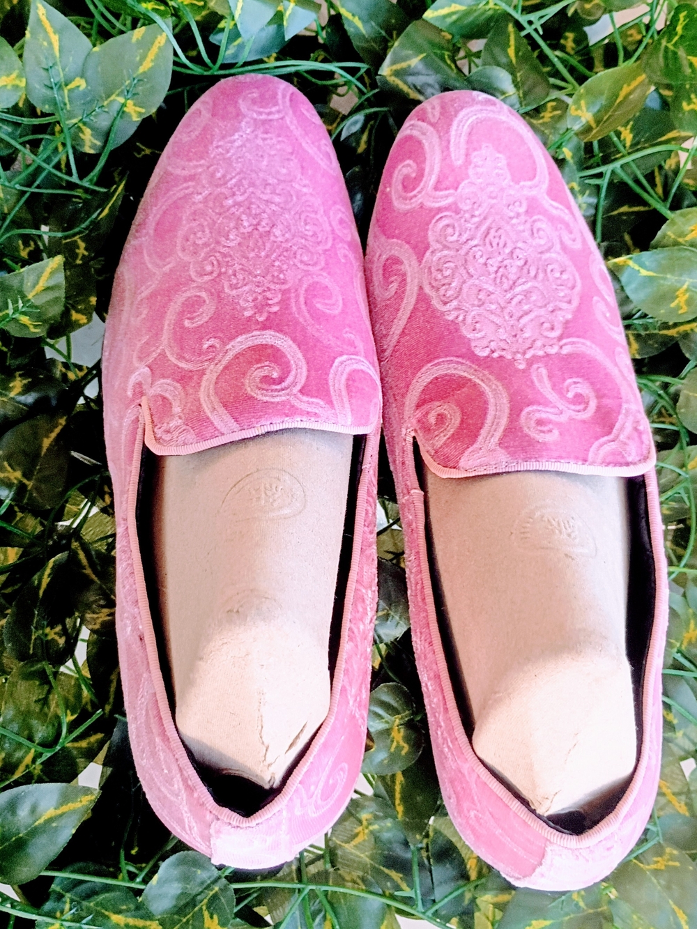 Shoes Mens Pink Embroidered Velvet Size 10 Brand Amali